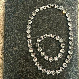 Stunning Stella & Dot Prong regency necklace and bracelet